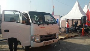 isuzu-traga-grebeg-pasar-kembali-hadir-di-pasar-lembang_20180807_191940.jpg