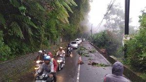 jalan-kolmas-longsor-kertawangi.jpg