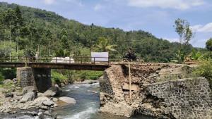 jembatan-desa-sirnarasa.jpg