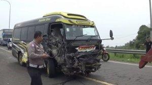 kecelakaan-beruntun-di-Jalan-Lingkar-Timur-Kampung-Loa-Desa-Maleber-Cianjur.jpg