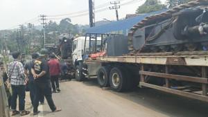 kecelakaan-beruntun-di-Jalan-Raya-SukabumiBogor-tepatnya-di-Kampung-Pamuruyan.jpg