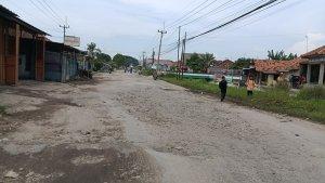 kerusakan-jalan-yang-terjadi-di-wilayah-timur-Kabupaten-Cirebon.jpg