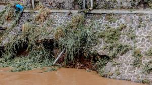 kirmir-jebol-di-Sungai-Cikapundung-Bandng.jpg