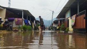 kondisi-komplek-permukiman-warga-Cipatik-masih-terendam-banjir.jpg