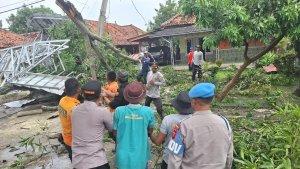 kondisi-proses-evakuasi-Puing-puing-dan-pohon-tumbang.jpg