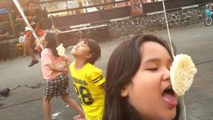 lomba-makan-kerupuk-agustusan-di-jalan-lembong_20150809_210617.jpg