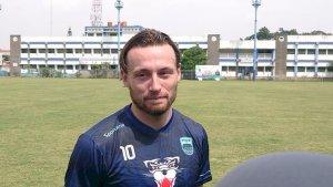 jabar/marc-klok-usai-mengikuti-sesi-latihan-bersama-persib-di-stadion-sidolig.jpg