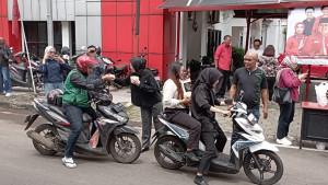 membagikan-makanan-Jumat-berbagi-di-jalan-pelajar-perjuangan-Bandung.jpg