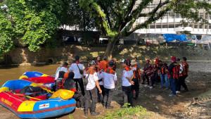 membersihkan-aliran-Sungai-Cikapundung-Kota-Bandung-Selasa-7102025.jpg