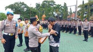 menangis-saat-diberikan-penghargaan-oleh-Kapolres-Sukabumi.jpg