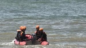 mencari-dua-pemancing-yang-hilang-tenggelam-di-Pantai-Cikeueus-Sukabumi.jpg
