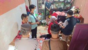 mengecek-kediaman-satu-keluarga-yang-mengalami-keracunan-usai-menyantap-ceker.jpg