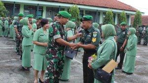 mengucapkan-selamat-kepada-prajurit-yang-naik-pangkat.jpg