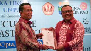 menyerahkan-SK-AHU-kepada-Ketua-Umum-IKA-Fikom-Unpad.jpg