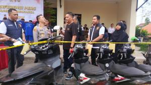 menyerahkan-sepeda-motor-curian-di-purwakarta.jpg