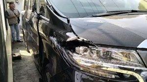 mobil-alphard-hitam-milik-bupati-pangandafan-jeje-wiradinata-yang-mengalami-kecelakaan.jpg
