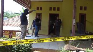 olah-TKP-di-rumah-bercat-kuning-milik-Heryanto-pembunuh-di-Purwakarta.jpg