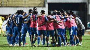 para-pemain-persib-bandung-berkumpul-saat-melakukan-latihan-rabu-1122021.jpg