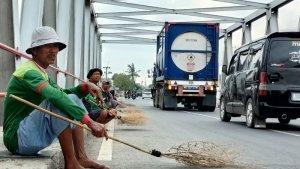 jabar/para-penyapu-koin-di-jembatan-sewo-saat-puncak-arus-balik-di-pantura-minggu-1112020.jpg