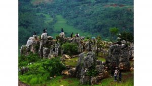 para-remaja-asyik-beswafoto-ria-di-kawasan-hamparan-batu-di-lingkungan-stone-garden-2_20161212_152547.jpg