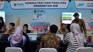 pelaku-UMKM-melakukan-konsultasi-untuk-mengurus-NIB.jpg
