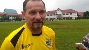 pelatih-persib-bandung-dejan-antonic_cis_20160325_212129.jpg