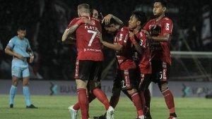 pemain-bali-united-melvin-platje-nomor-7-saat-merayakan-gol-bersama.jpg