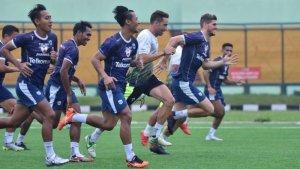 jabar/pemain-persib-bandung-berlatih-di-stadion-siliwangi-selasa-1712023.jpg
