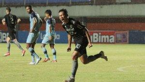 jabar/pemain-persib-bandung-erwin-ramdani-melakukan-selebrasi-setelah-mencetak.jpg