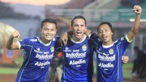 jabar/pemain-persib-bandung-ezra-walian-tengah-dedi-kusnandar-dan-beckham-putra-nugraha.jpg
