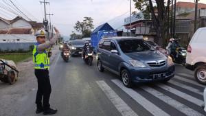 pemantauan-arus-balik-long-weekend-di-jalur-Garut-Kadungora-Kecamatan-Kadungora-Kabupaten-Garut.jpg