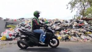 pemotor-lewati-tumpukan-sampah.jpg
