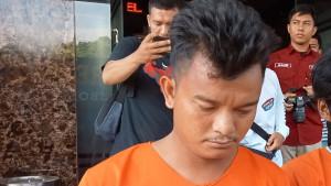 pemuda-yang-mencuri-uang-di-dalam-kotak-amal-masjid-di-Cirebon.jpg