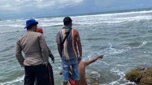 pencarian-korban-terseret-ombak-di-Pantai-Taman-Manulus.jpg