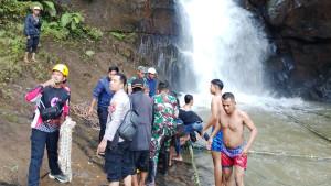 pencarian-pelajar-yang-tewas-usai-tenggelam-di-Curug-Sula-Tasikmalaya.jpg