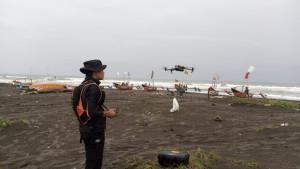 pencarian-terhadap-Karom-nelayan-yang-dikabarkan-hilang-di-pesisir-Pantai-Tegalbuleud-Sukabumi.jpg