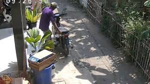 pencuri-motor-ketangkap-cctv.jpg