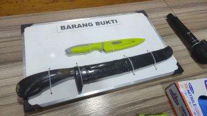 pisau-dan-golok-ditampilkan-saat-rilis-kasus-ini-di-Mapolresta-Cirebon.jpg