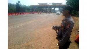 polisi-bersenjata-siaga-di-gt-jatiluhur-purwakarta_20170418_140435.jpg