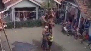 pria-tewas-lomba-panjat-pinang.jpg