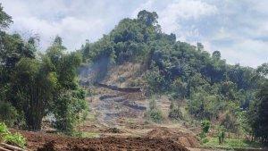proyek-perumahan-yang-memangkas-bukit-di-dekat-Gunung-Kacapi.jpg