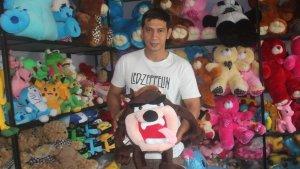 reza-faizal-pemilik-toko-jihaz-toys-di-kampung-boneka-sayati.jpg