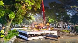 satpol-pp-bongkar-reklame-di-jalan-laswi.jpg