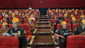 sejumlah-veteran-pejuang-dari-wilayah-iii-cirebon-saat-mengikuti-doa-bersama-sebelum-nobar.jpg