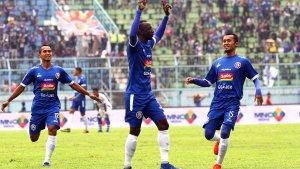 selebrasi-makan-konate-di-kanjuruhan.jpg