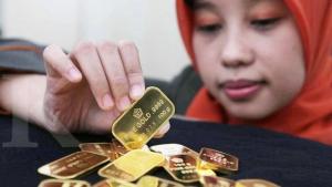seorang-wanita-tengah-memegang-pecahan-emas_20150930_113139.jpg