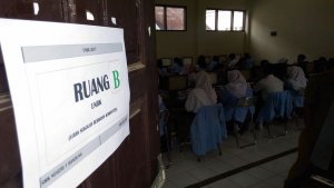siswa-melaksanakan-ujian-nasional-berbasis-komputer-di-smk-1-bandung_20170403_101222.jpg