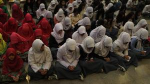 siswa-sma-se-kota-bandung-menggelar-doa-bersama-sebelum-un_20150408_185916.jpg