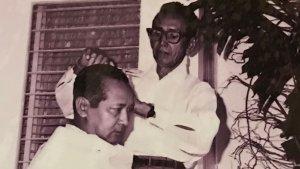 soeharto-dicukur-oleh-pak-yos-pencukur-di-bawah-pohon.jpg