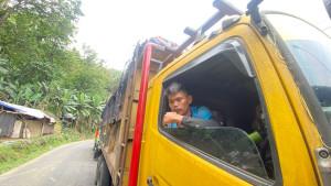 sopir-truk-pengangkut-sampah-saat-mengantre-di-TPAS-Sarimukti.jpg